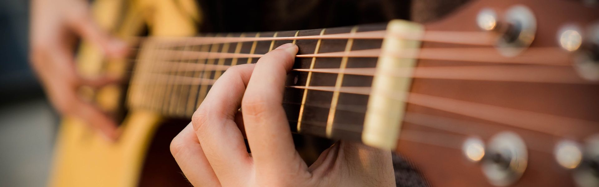 Een gitaarspeler Een gitaarspeler bij de column over Astrid Nijgh (ik doe wat ik doe) van Paul Schrijft foto Quoc Bao Pexels