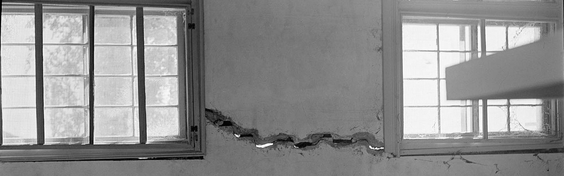 Een goed weerzien Vervallen lokaal in zwart-wit