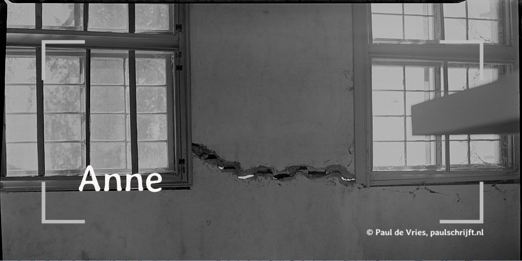 Een goed weerzien Vervallen lokaal in zwart-wit