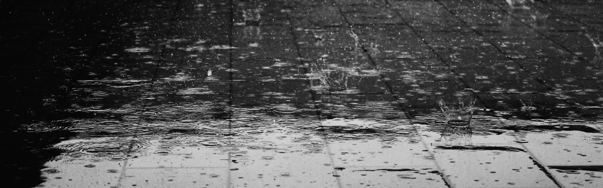 Regendruppels op straat Regendruppels op straat, foto Giulia Marotta op pixabay