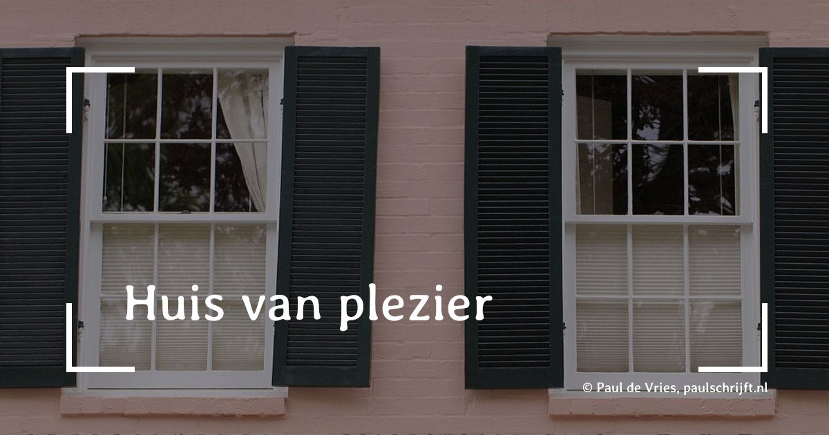 Huis van plezier Roze huis met groene luiken bij de column Huis van plezier van Paul de vries Schrijft