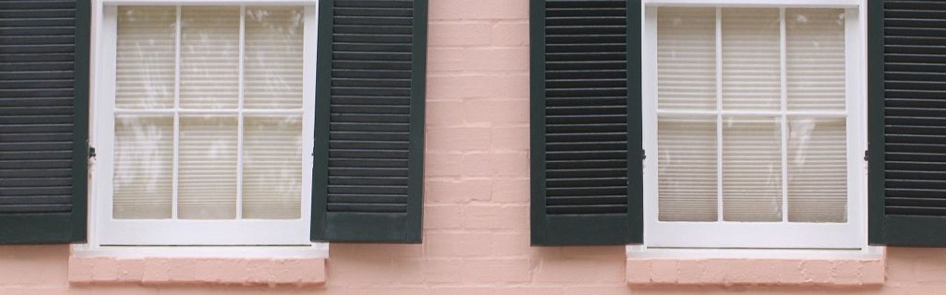 Huis van plezier Roze huis met groene luiken bij de column Huis van plezier van Paul de vries Schrijft