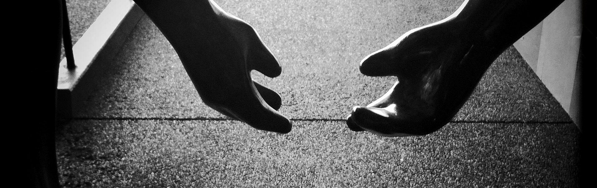 2 handen ‘I can feel you just out of reach’, foto van Jeremy Brooks op visualhunt bij de column ‘Kerkvaders’ van Paul de Vries 2 handen 'I can feel you just out of reach', foto van Jeremy Brooks op visualhunt bij de column 'Kerkvaders' van Paul de Vries