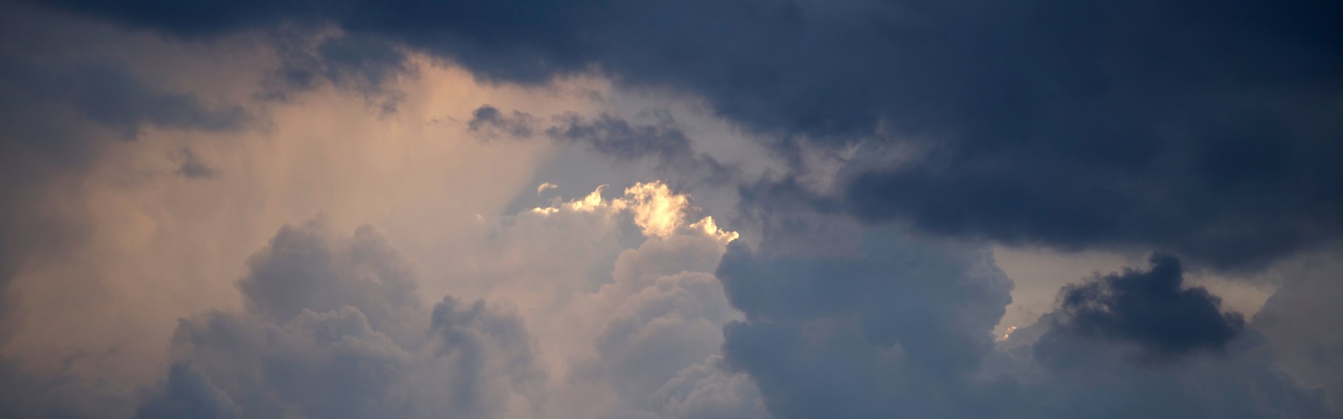 Donkere wolken Donkere wolken foto: freenature stock