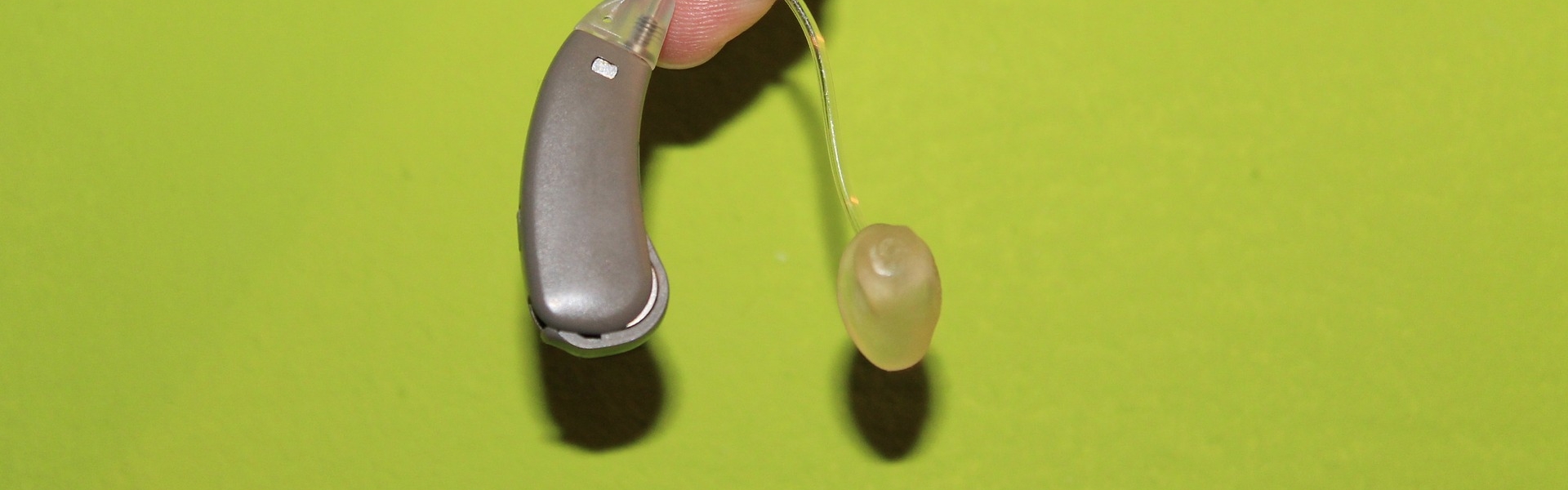 Hoorapparaat bij de column 'Luisteren' van Paul de Vries