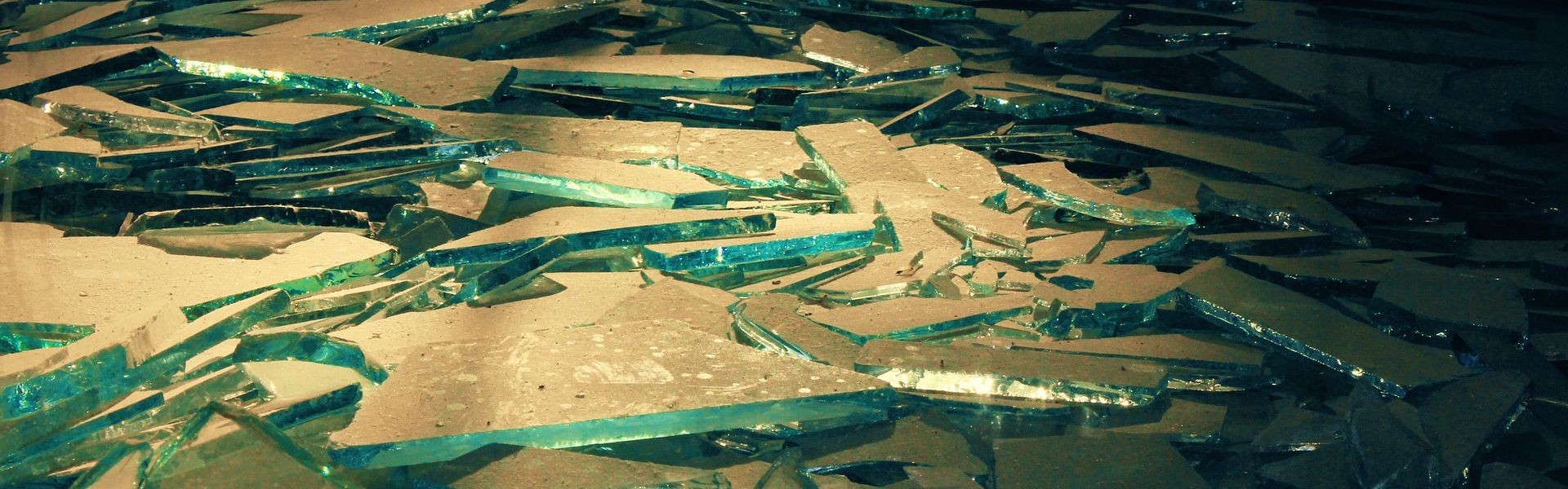 Broken glass, IvanPais Glasscherven door IvanPais bij de column 'Nashville' van Paul Schrijft