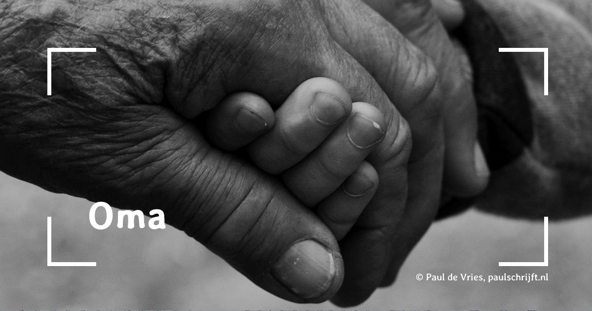 De hand van een oma en een kind De hand van een oma en een kind bij een column van Paul de Vries | Paul Schrijft