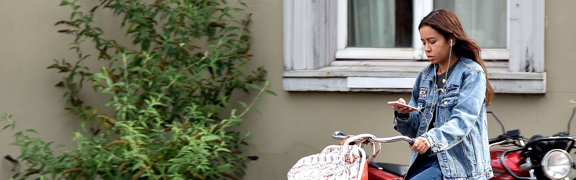 Onoplettend meisje append op de fiets Onoplettend meisje append op de fiets bij de column 'Onoplettend' van Paul de Vries Schrijft. Foto 'Texting Elvis' door FaceMePLS