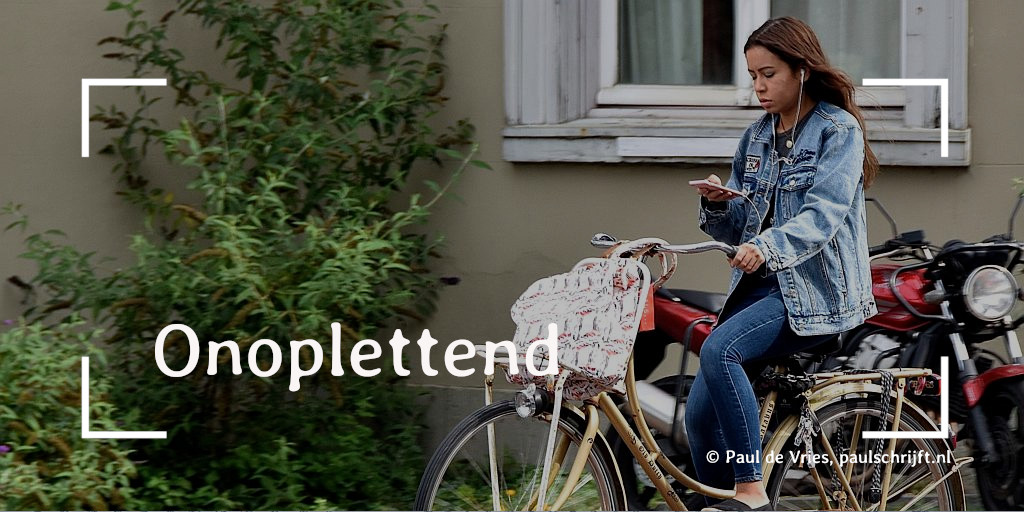Onoplettend meisje append op de fiets Onoplettend meisje append op de fiets bij de column 'Onoplettend' van Paul de Vries Schrijft. Foto 'Texting Elvis' door FaceMePLS