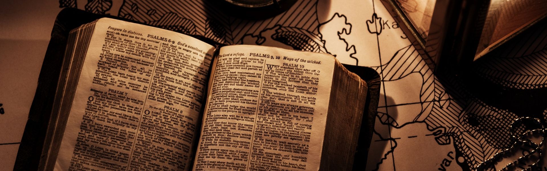 Open bijbel op zeekaart bij het versje "Behouden vaart" van Paul Schrijft