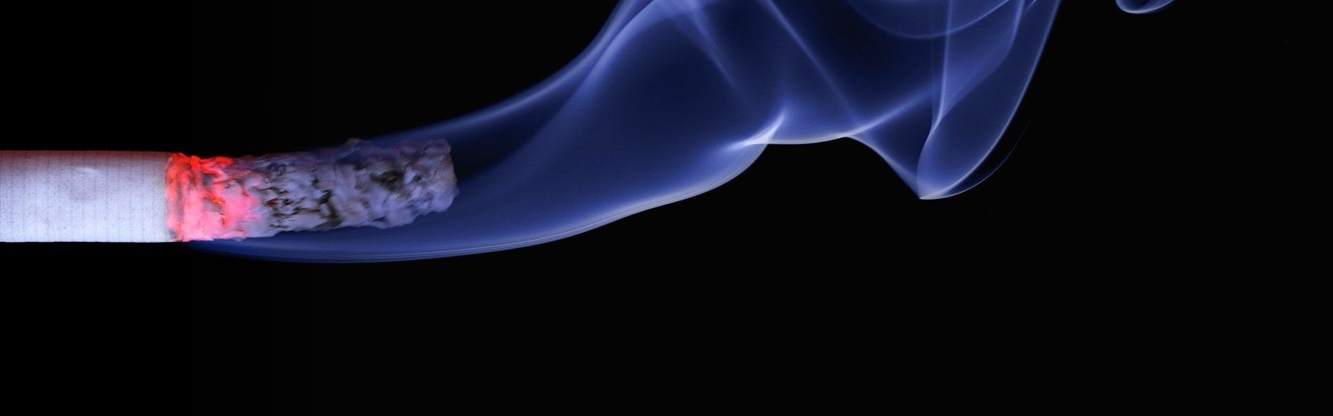 Sigaret met blauwe rook, bij de column 'Roken' van Paul de Vries Schrijft