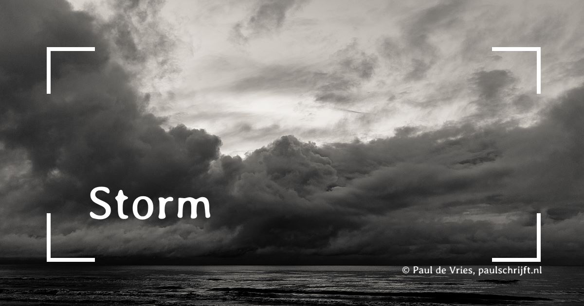 Storm Een zwart-wit afbeelding van zware, donkere opkomende bewolking boven zee.
