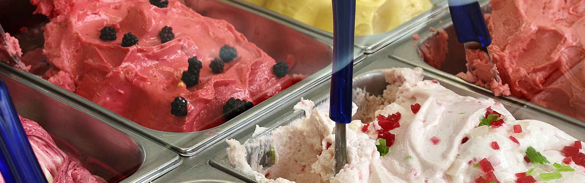 Ijsvitrine bij het versje ”Zomerhitte’ van Paul Schrijft Ijsvitrine bij het versje ''Zomerhitte' van Paul Schrijft