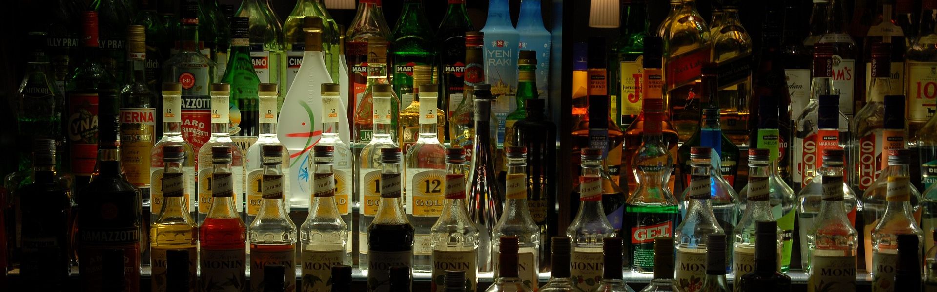 Bar met flessen alcohol bij het versje 'Zeker en vast' van Paul de Vries. Foto 857380 Josetxu op Pixabay